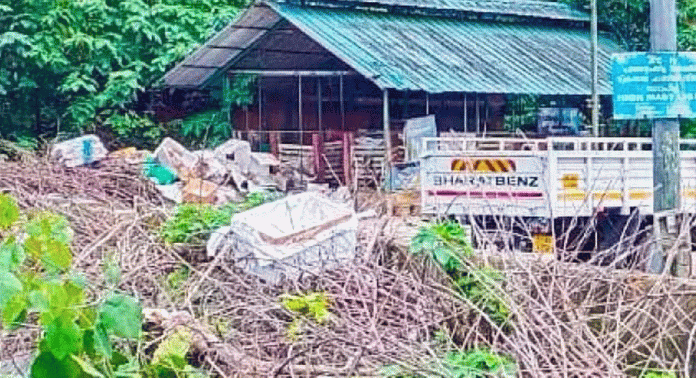 കുമ്പഴയിലെ തോട് നിറയെ മാലിന്യം കുമ്പഴയിലെ തോട് നിറയെ മാലിന്യം