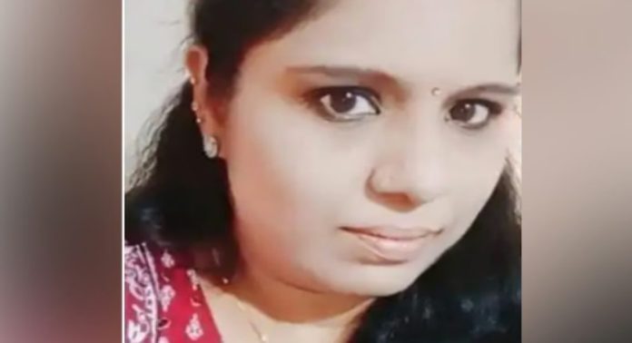 ഇൻകം ടാക്സ് ഉദ്യോഗസ്ഥ ചമഞ്ഞ് ഹണി ട്രാപ്പ് ; ലക്ഷങ്ങൾ തട്ടി ; യുവതിക്കെതിരെ പരാതി ഇൻകം ടാക്സ് ഉദ്യോഗസ്ഥ ചമഞ്ഞ് ഹണി ട്രാപ്പ് ; ലക്ഷങ്ങൾ തട്ടി ; യുവതിക്കെതിരെ പരാതി