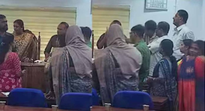 പട്ടാമ്പി ബ്ലോക്ക് പഞ്ചായത്ത് ഭരണസമിതിയിൽ കൈയ്യാങ്കളി പട്ടാമ്പി ബ്ലോക്ക് പഞ്ചായത്ത് ഭരണസമിതിയിൽ കൈയ്യാങ്കളി