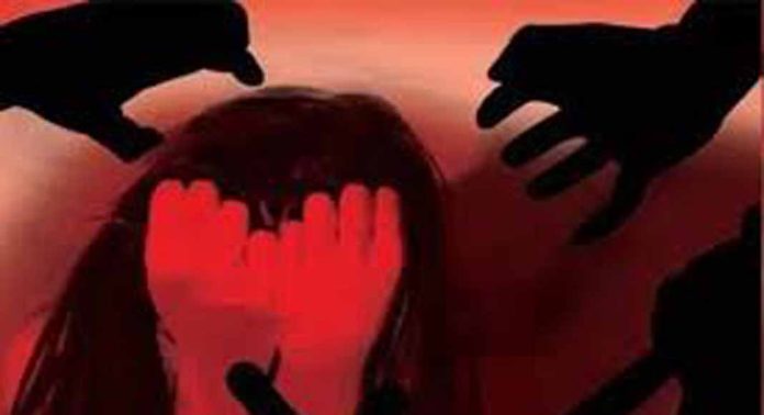 പനി ബാധിച്ച് ചികിത്സ തേടിയെത്തിയ 13 വയസുകാരിയോട് ഡോക്ടറുടെ ലൈംഗികാതിക്രമം പനി ബാധിച്ച് ചികിത്സ തേടിയെത്തിയ 13 വയസുകാരിയോട് ഡോക്ടറുടെ ലൈംഗികാതിക്രമം