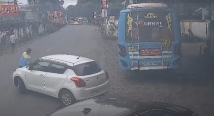 പെട്രോള് പമ്പ് ജീവനക്കാരനെ ബോണറ്റില് തൂക്കി കാറോടിച്ചു ; പോലീസുകാരന് അറസ്റ്റില് പെട്രോള് പമ്പ് ജീവനക്കാരനെ ബോണറ്റില് തൂക്കി കാറോടിച്ചു ; പോലീസുകാരന് അറസ്റ്റില്