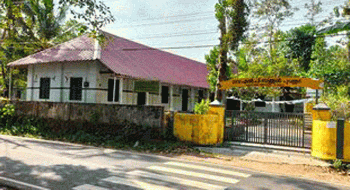 പൂവത്തൂർ ഗവ. എൽ.പി.സ്കൂൾ അപകടാവസ്ഥയിൽ പൂവത്തൂർ ഗവ. എൽ.പി.സ്കൂൾ അപകടാവസ്ഥയിൽ