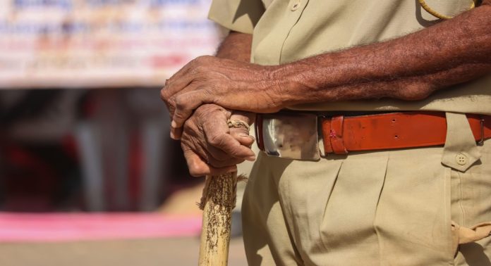 എറണാകുളം പറവൂരിൽ സംശയസ്പദമായ സാഹചര്യത്തിൽ ഒരാളെ പിടികൂടി എറണാകുളം പറവൂരിൽ സംശയസ്പദമായ സാഹചര്യത്തിൽ ഒരാളെ പിടികൂടി