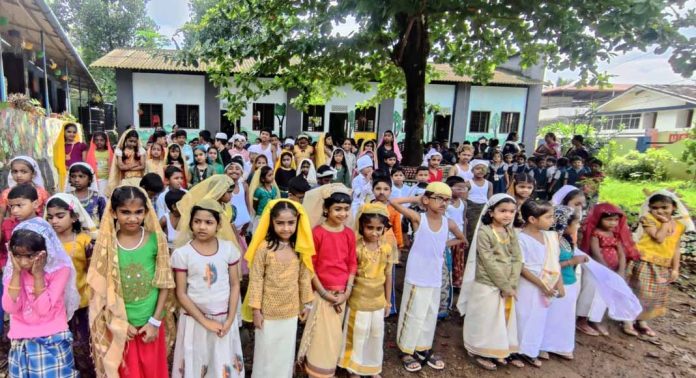 ബേപ്പൂര് സുൽത്താനും പരിവാരങ്ങളും എണ്ണൂറാം വയല്സ്കൂളില് ബേപ്പൂര് സുൽത്താനും പരിവാരങ്ങളും എണ്ണൂറാം വയല്സ്കൂളില്