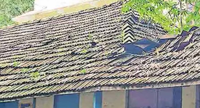 എംആർഎസ്എൽബിവി ഗവ. ഹയർ സെക്കൻഡറി സ്കൂളിലെ അപകടാവസ്ഥയിലായ പഴയ കെട്ടിടം വിദ്യാർഥികൾക്ക് ഭീഷണിയാകുന്നു എംആർഎസ്എൽബിവി ഗവ. ഹയർ സെക്കൻഡറി സ്കൂളിലെ അപകടാവസ്ഥയിലായ പഴയ കെട്ടിടം വിദ്യാർഥികൾക്ക് ഭീഷണിയാകുന്നു
