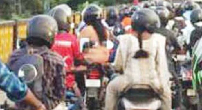 പാതകളിലാകെ കുരുക്ക് ; വലഞ്ഞ് യാത്രക്കാർ പാതകളിലാകെ കുരുക്ക് ; വലഞ്ഞ് യാത്രക്കാർ
