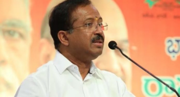 എന്ത് പ്രോട്ടോകോളിന്റെ അടിസ്ഥാനത്തിലായിരുന്നു പിണറായിയുടെ കുടുംബത്തിന്റെ വിഴിഞ്ഞം സന്ദർശനമെന്ന് കേന്ദ്ര മന്ത്രി വി മുരളീധരന് എന്ത് പ്രോട്ടോകോളിന്റെ അടിസ്ഥാനത്തിലായിരുന്നു പിണറായിയുടെ കുടുംബത്തിന്റെ വിഴിഞ്ഞം സന്ദർശനമെന്ന് കേന്ദ്ര മന്ത്രി വി മുരളീധരന്