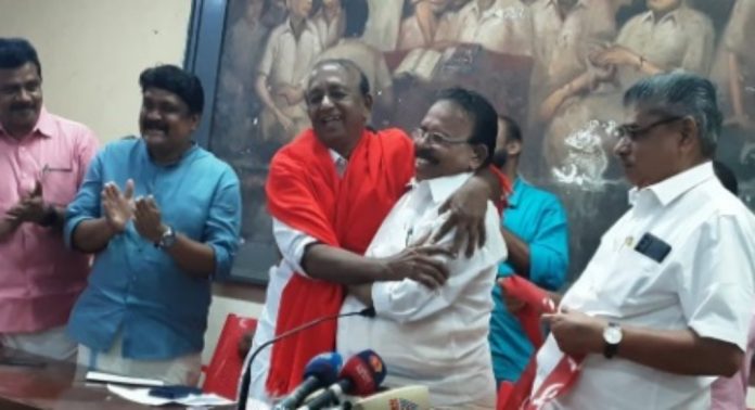 കൈപ്പത്തി വിട്ട് സിപിഎമ്മിന് വോട്ട് തേടി വെള്ളനാട് ശശി ; വാശിയിൽ കോൺഗ്രസും കൈപ്പത്തി വിട്ട് സിപിഎമ്മിന് വോട്ട് തേടി വെള്ളനാട് ശശി ; വാശിയിൽ കോൺഗ്രസും