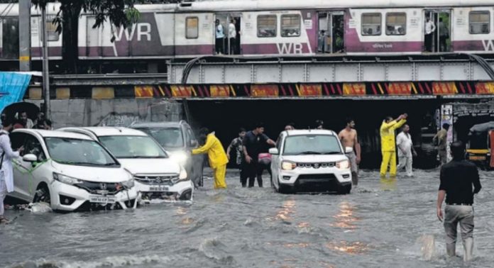 കനത്ത മഴയില് മുംബൈയില് വെള്ളക്കെട്ട് രൂക്ഷം ; കര്ണാടകയിലെ പലയിടങ്ങളിലും റെഡ് അലര്ട്ട് കനത്ത മഴയില് മുംബൈയില് വെള്ളക്കെട്ട് രൂക്ഷം ; കര്ണാടകയിലെ പലയിടങ്ങളിലും റെഡ് അലര്ട്ട്