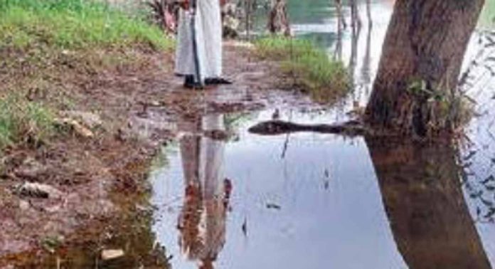 കവുങ്ങുംപ്രയാർ തൃക്കയിൽ ക്ഷേത്രത്തിലെ ആറാട്ടുകടവ് ചെളിമൂടി കവുങ്ങുംപ്രയാർ തൃക്കയിൽ ക്ഷേത്രത്തിലെ ആറാട്ടുകടവ് ചെളിമൂടി