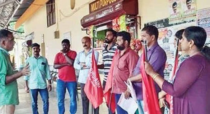ചേർത്തല റെയിൽവേ സ്റ്റേഷൻ മാസ്റ്റർ ഓഫീസിനു മുൻപിൽ എസ്.ആർ.എം.യു. പ്രതിഷേധിച്ചു ചേർത്തല റെയിൽവേ സ്റ്റേഷൻ മാസ്റ്റർ ഓഫീസിനു മുൻപിൽ എസ്.ആർ.എം.യു. പ്രതിഷേധിച്ചു