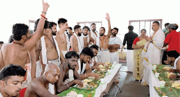 ആറന്മുള പാർഥസാരഥി ക്ഷേത്രത്തില് വന് ഭക്തജന തിരക്ക് ആറന്മുള പാർഥസാരഥി ക്ഷേത്രത്തില് വന് ഭക്തജന തിരക്ക്