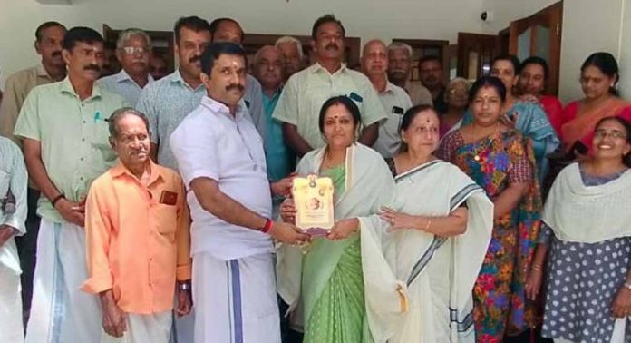 വാഹനാപകടത്തിൽ പരിക്കേറ്റ് കിടന്ന സ്ത്രീയെ രക്ഷിക്കാൻ പരിശ്രമിച്ച മീന ടീച്ചറെ ആദരിച്ചു വാഹനാപകടത്തിൽ പരിക്കേറ്റ് കിടന്ന സ്ത്രീയെ രക്ഷിക്കാൻ പരിശ്രമിച്ച മീന ടീച്ചറെ ആദരിച്ചു