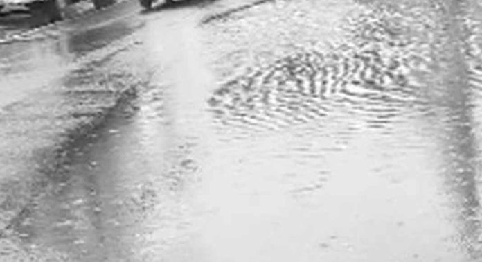 തട്ട – പത്തനംതിട്ട റോഡില് വെള്ളക്കെട്ട് ; കാല്നടയാത്ര പോലും അസാധ്യം തട്ട – പത്തനംതിട്ട റോഡില് വെള്ളക്കെട്ട് ; കാല്നടയാത്ര പോലും അസാധ്യം