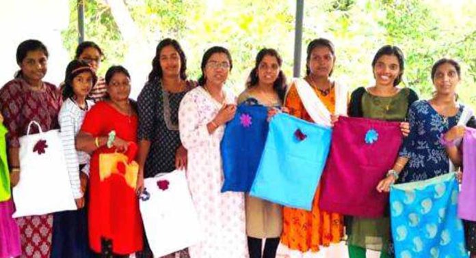പ്ളാസ്റ്റിക് ഉപയോഗം കുറയ്ക്കാന് തുണി സഞ്ചിയുമായി വനിതാവേദി പ്ളാസ്റ്റിക് ഉപയോഗം കുറയ്ക്കാന് തുണി സഞ്ചിയുമായി വനിതാവേദി