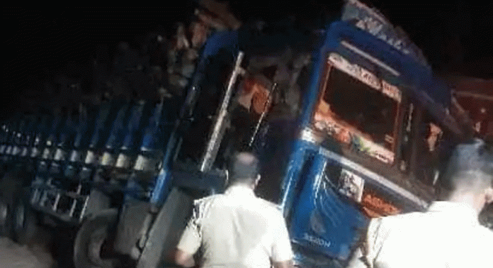 ഇളമണ്ണൂരില് ചരക്കുലോറി വീടുകളുടെ മതിലുകള് തകര്ത്ത് ഇടിച്ചു നിന്നു ഇളമണ്ണൂരില് ചരക്കുലോറി വീടുകളുടെ മതിലുകള് തകര്ത്ത് ഇടിച്ചു നിന്നു