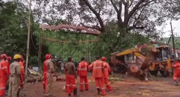 മുറിച്ചിട്ട മരം ജെസിബിയുടെ ബക്കറ്റില് നിന്ന് തെന്നിമാറി : ഫയര് സേനാംഗങ്ങള് രക്ഷപെട്ടത് തലനാരിഴയ്ക്ക് മുറിച്ചിട്ട മരം ജെസിബിയുടെ ബക്കറ്റില് നിന്ന് തെന്നിമാറി : ഫയര് സേനാംഗങ്ങള് രക്ഷപെട്ടത് തലനാരിഴയ്ക്ക്