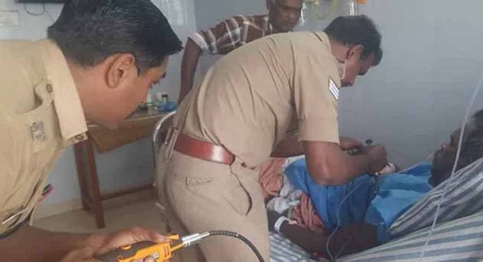 സര്ജറിക്ക് തയാറെടുത്തയാളുടെ മോതിരം ഊരാന് ബുദ്ധിമുട്ട് : ഫയര് ഫോഴ്സ് മുറിച്ചെടുത്തു സര്ജറിക്ക് തയാറെടുത്തയാളുടെ മോതിരം ഊരാന് ബുദ്ധിമുട്ട് : ഫയര് ഫോഴ്സ് മുറിച്ചെടുത്തു