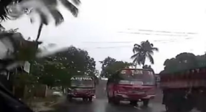 മത്സരയോട്ടം പതിവ് ; അജുവ ബസ്സിന് പൂട്ടുവീണു ; ഡ്രൈവറുടെ ലൈസൻസ് സസ്പൻഡ് ചെയ്യാൻ മോട്ടോർ വാഹന വകുപ്പ് മത്സരയോട്ടം പതിവ് ; അജുവ ബസ്സിന് പൂട്ടുവീണു ; ഡ്രൈവറുടെ ലൈസൻസ് സസ്പൻഡ് ചെയ്യാൻ മോട്ടോർ വാഹന വകുപ്പ്