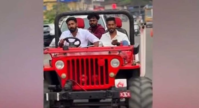 മോട്ടോര് വാഹന നിയമം ലംഘിച്ച് ഷുഹൈബ് വധക്കേസ് പ്രതിയായ ആകാശ് തില്ലങ്കേരിയുടെ ജീപ്പ് യാത്ര മോട്ടോര് വാഹന നിയമം ലംഘിച്ച് ഷുഹൈബ് വധക്കേസ് പ്രതിയായ ആകാശ് തില്ലങ്കേരിയുടെ ജീപ്പ് യാത്ര