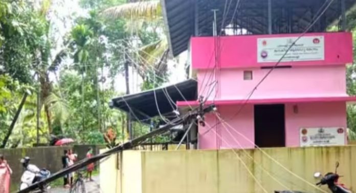 ശക്തമായ കാറ്റിലും മഴയിലും ആലപ്പുഴ ജില്ലയിൽ നാശനഷ്ടങ്ങൾ ; ഇലക്ട്രിക് പോസ്റ്റും മരങ്ങളും കടപുഴകി വീണു ശക്തമായ കാറ്റിലും മഴയിലും ആലപ്പുഴ ജില്ലയിൽ നാശനഷ്ടങ്ങൾ ; ഇലക്ട്രിക് പോസ്റ്റും മരങ്ങളും കടപുഴകി വീണു