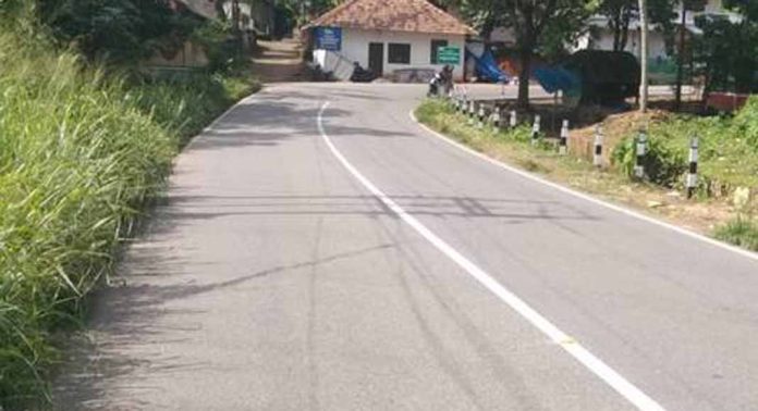 പൂങ്കാവ് അമ്മൂമ്മത്തോട് വളവ് അപകട വളവായി മാറുന്നു പൂങ്കാവ് അമ്മൂമ്മത്തോട് വളവ് അപകട വളവായി മാറുന്നു