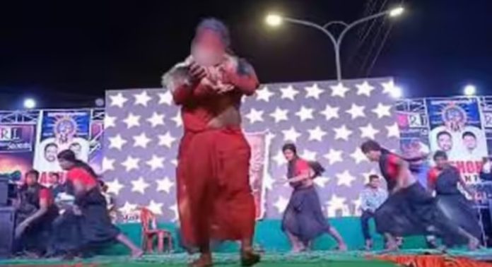 ആന്ധ്രയിൽ നൃത്ത പരിപാടിക്കിടെ കോഴിയെ കടിച്ചു കൊന്ന നർത്തകനെതിരെ പ്രതിഷേധം ശക്തം ; പോലീസ് കേസെടുത്തു ആന്ധ്രയിൽ നൃത്ത പരിപാടിക്കിടെ കോഴിയെ കടിച്ചു കൊന്ന നർത്തകനെതിരെ പ്രതിഷേധം ശക്തം ; പോലീസ് കേസെടുത്തു
