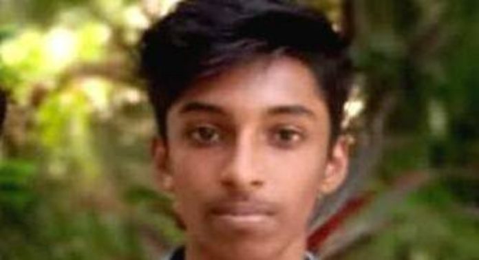 ട്രെയിനിന് മുകളിൽ കയറിയ വിദ്യാർഥി ഷോക്കേറ്റ് മരിച്ച സംഭവം; അസ്വാഭാവിക മരണത്തിന് കേസെടുത്തു ട്രെയിനിന് മുകളിൽ കയറിയ വിദ്യാർഥി ഷോക്കേറ്റ് മരിച്ച സംഭവം; അസ്വാഭാവിക മരണത്തിന് കേസെടുത്തു