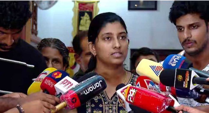ഷിരൂരിൽ കാണാതായ അർജനായുള്ള തെരച്ചിൽ നിർത്തരുതെന്ന് അർജുൻ്റെ കുടുംബം ഷിരൂരിൽ കാണാതായ അർജനായുള്ള തെരച്ചിൽ നിർത്തരുതെന്ന് അർജുൻ്റെ കുടുംബം