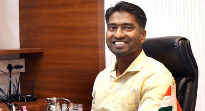 ആന്ധ്രക്ക് പോയ കൃഷ്ണതേജക്ക് പകരക്കാരനായി തൃശൂരിന് മലയാളി കളക്ടർ ; ഇടുക്കി സ്വദേശി അര്ജുൻ പാണ്ഡ്യൻ ചുമതലയേറ്റു ആന്ധ്രക്ക് പോയ കൃഷ്ണതേജക്ക് പകരക്കാരനായി തൃശൂരിന് മലയാളി കളക്ടർ ; ഇടുക്കി സ്വദേശി അര്ജുൻ പാണ്ഡ്യൻ ചുമതലയേറ്റു