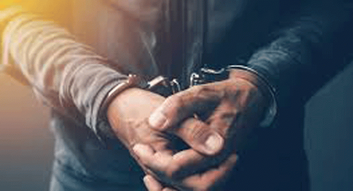 തൃശൂര് പൂച്ചെട്ടിയില് കൊലക്കേസ് പ്രതിയെ മൂവര് സംഘം വെട്ടിക്കൊന്നു ; പ്രതികള് കീഴടങ്ങി തൃശൂര് പൂച്ചെട്ടിയില് കൊലക്കേസ് പ്രതിയെ മൂവര് സംഘം വെട്ടിക്കൊന്നു ; പ്രതികള് കീഴടങ്ങി