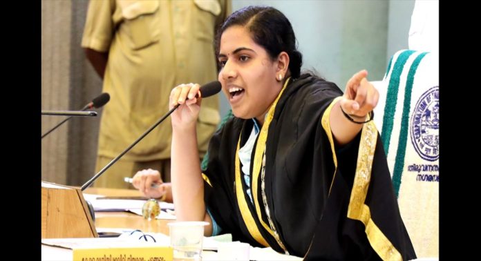 ആമയിഴഞ്ചാൻ തോട്ടിലെ മാലിന്യം : കൃത്യവിലോപം നടത്തിയ ഹെൽത്ത് ഇൻസ്പെക്ടറെ മേയര് സസ്പെൻ്റ് ചെയ്തു ആമയിഴഞ്ചാൻ തോട്ടിലെ മാലിന്യം : കൃത്യവിലോപം നടത്തിയ ഹെൽത്ത് ഇൻസ്പെക്ടറെ മേയര് സസ്പെൻ്റ് ചെയ്തു