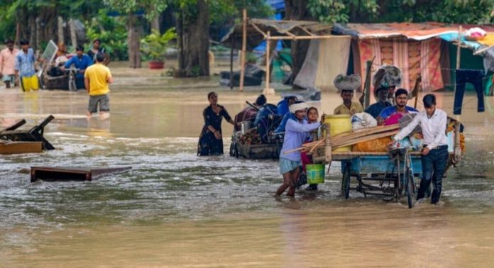 യുപിയിൽ 600 ഗ്രാമങ്ങൾ പ്രളയ ഭീഷണിയില് ; വെള്ളപ്പൊക്കത്തിലും മിന്നലിലും 52 പേർ മരിച്ചു യുപിയിൽ 600 ഗ്രാമങ്ങൾ പ്രളയ ഭീഷണിയില് ; വെള്ളപ്പൊക്കത്തിലും മിന്നലിലും 52 പേർ മരിച്ചു