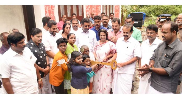 ഡോ.എം. എസ്. സുനിലിന്റെ 313 -മത് സ്നേഹഭവനം അകാലത്തിൽ മകനെ നഷ്ടപ്പെട്ട വിധവയായ ഭാരതിക്കും കുടുംബത്തിനും ഡോ.എം. എസ്. സുനിലിന്റെ 313 -മത് സ്നേഹഭവനം അകാലത്തിൽ മകനെ നഷ്ടപ്പെട്ട വിധവയായ ഭാരതിക്കും കുടുംബത്തിനും