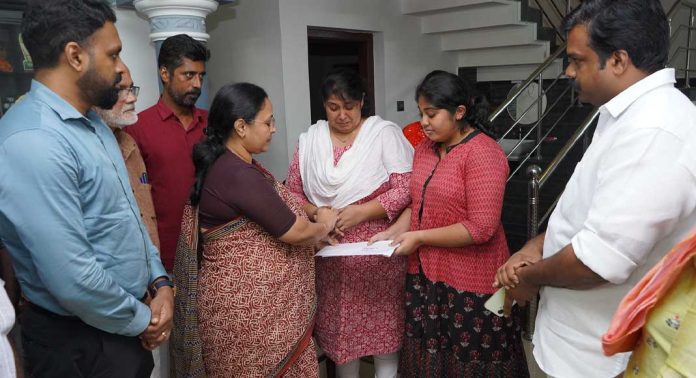 കുവൈറ്റ് തീപിടുത്തം : സജു വർഗീസിന്റെ കുടുംബത്തിന് ധനസഹായം കൈമാറി കുവൈറ്റ് തീപിടുത്തം : സജു വർഗീസിന്റെ കുടുംബത്തിന് ധനസഹായം കൈമാറി