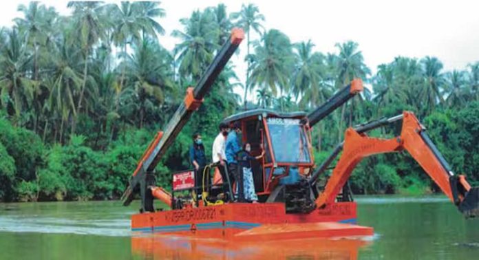 അർജുനെ കണ്ടെത്തുന്ന ദൗത്യത്തിൽ പങ്കെടുക്കാനായി തൃശൂരിലെ അഗ്രോ ഡ്രഡ്ജ് ക്രാഫ്റ്റ് മെഷീൻ ഓപ്പറേറ്റർമാർ ഷിരൂരിലേക്ക് അർജുനെ കണ്ടെത്തുന്ന ദൗത്യത്തിൽ പങ്കെടുക്കാനായി തൃശൂരിലെ അഗ്രോ ഡ്രഡ്ജ് ക്രാഫ്റ്റ് മെഷീൻ ഓപ്പറേറ്റർമാർ ഷിരൂരിലേക്ക്