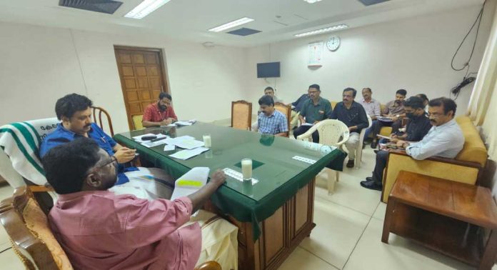 നിര്ത്തിവെച്ച ഗ്രാമീണ സര്വീസുകള് പുനരാരംഭിക്കും : ഡെപ്യൂട്ടി സ്പീക്കര് ഗതാഗത മന്ത്രിയുടെ അധ്യക്ഷതയില് യോഗം ചേര്ന്നു നിര്ത്തിവെച്ച ഗ്രാമീണ സര്വീസുകള് പുനരാരംഭിക്കും : ഡെപ്യൂട്ടി സ്പീക്കര് ഗതാഗത മന്ത്രിയുടെ അധ്യക്ഷതയില് യോഗം ചേര്ന്നു