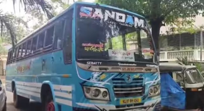 യാത്രയ്ക്കിടെ ശ്വാസസതടസ്സം ; വയോധികനെ ഉടന് ആശുപത്രിയിൽ എത്തിച്ച് സ്വകാര്യബസ് ജീവനക്കാർ യാത്രയ്ക്കിടെ ശ്വാസസതടസ്സം ; വയോധികനെ ഉടന് ആശുപത്രിയിൽ എത്തിച്ച് സ്വകാര്യബസ് ജീവനക്കാർ