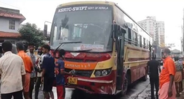 ഓടിക്കൊണ്ടിരുന്ന കെഎസ്ആര്ടിസി ബസിൽ തീ പിടിച്ചു : ഡ്രൈവറുടെ മനസാന്നിധ്യം രക്ഷയായി ; യാത്രക്കാര് സുരക്ഷിതര് ഓടിക്കൊണ്ടിരുന്ന കെഎസ്ആര്ടിസി ബസിൽ തീ പിടിച്ചു : ഡ്രൈവറുടെ മനസാന്നിധ്യം രക്ഷയായി ; യാത്രക്കാര് സുരക്ഷിതര്