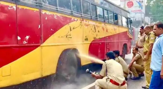 ഓടിക്കൊണ്ടിരിക്കെ കെഎസ്ആര്ടിസി ബസ്സിന്റെ ടയറിന് തീപിടിച്ചു ; യാത്രക്കാർ സുരക്ഷിതർ ഓടിക്കൊണ്ടിരിക്കെ കെഎസ്ആര്ടിസി ബസ്സിന്റെ ടയറിന് തീപിടിച്ചു ; യാത്രക്കാർ സുരക്ഷിതർ