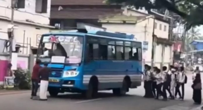 തൃശൂരിൽ വിദ്യാർത്ഥികളെ ബസ്സിൽ കയറ്റാതെ സ്വകാര്യ ബസ് കണ്ടക്ടർ തൃശൂരിൽ വിദ്യാർത്ഥികളെ ബസ്സിൽ കയറ്റാതെ സ്വകാര്യ ബസ് കണ്ടക്ടർ