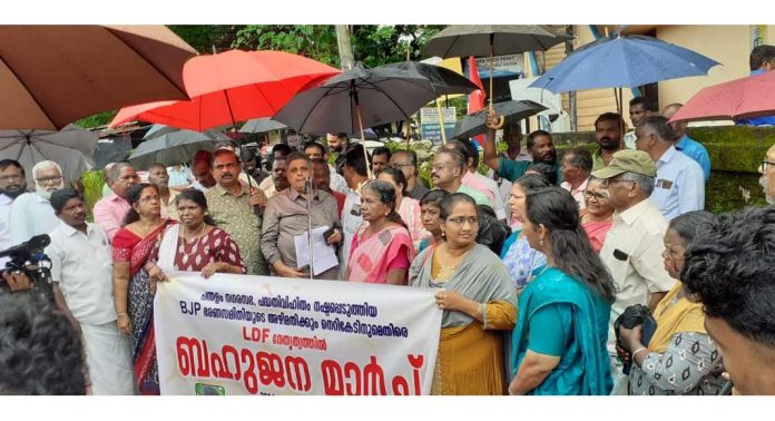 പന്തളം നഗരസഭയിലെ ബിജെപി ഭരണസമിതിയുടെ കെടുകാര്യസ്ഥതയ്ക്കെതിരെ മാർച്ചും ധർണ്ണയും നടത്തി എൽഡിഎഫ് പന്തളം നഗരസഭയിലെ ബിജെപി ഭരണസമിതിയുടെ കെടുകാര്യസ്ഥതയ്ക്കെതിരെ മാർച്ചും ധർണ്ണയും നടത്തി എൽഡിഎഫ്