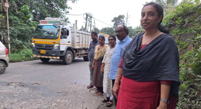 ഇട്ടിയപ്പാറ ബൈപാസ് റോഡിലെ കണ്ടനാട്ട് പടിയിൽ അപകടകെണിയായി മാറിയ കുഴികൾ അടച്ച് കോൺക്രീറ്റ് ചെയ്യാൻ തീരുമാനമായി ഇട്ടിയപ്പാറ ബൈപാസ് റോഡിലെ കണ്ടനാട്ട് പടിയിൽ അപകടകെണിയായി മാറിയ കുഴികൾ അടച്ച് കോൺക്രീറ്റ് ചെയ്യാൻ തീരുമാനമായി