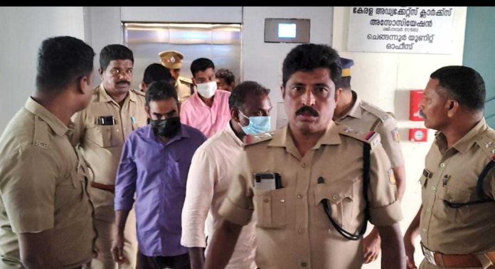 മാന്നാർ ശ്രീകല കൊലക്കേസിലെ പ്രതികളെ ആറ് ദിവസത്തെ പോലീസ് കസ്റ്റഡിയിൽ വിട്ടു മാന്നാർ ശ്രീകല കൊലക്കേസിലെ പ്രതികളെ ആറ് ദിവസത്തെ പോലീസ് കസ്റ്റഡിയിൽ വിട്ടു