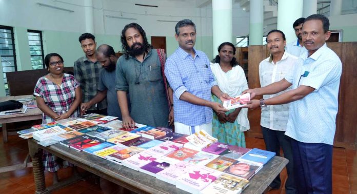 പത്തനംതിട്ട മുനിസിപ്പൽ ലൈബ്രറിയിലേക്ക് കോഴിക്കോട് കിം പോസ്റ്റൽ ലൈബ്രറി സംഭാവന ചെയ്ത സൗജന്യ പുസ്തക കിറ്റ് ഏറ്റുവാങ്ങി പത്തനംതിട്ട മുനിസിപ്പൽ ലൈബ്രറിയിലേക്ക് കോഴിക്കോട് കിം പോസ്റ്റൽ ലൈബ്രറി സംഭാവന ചെയ്ത സൗജന്യ പുസ്തക കിറ്റ് ഏറ്റുവാങ്ങി
