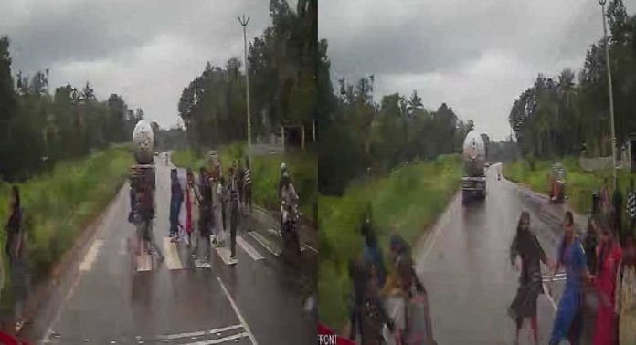 കോഴിക്കോട് മടപ്പള്ളിയിൽ സീബ്രാ ലൈനിൽ വെച്ച് വിദ്യാർത്ഥികളെ ബസ് ഇടിച്ച സംഭവത്തിൽ ഡ്രൈവർ അറസ്റ്റിൽ കോഴിക്കോട് മടപ്പള്ളിയിൽ സീബ്രാ ലൈനിൽ വെച്ച് വിദ്യാർത്ഥികളെ ബസ് ഇടിച്ച സംഭവത്തിൽ ഡ്രൈവർ അറസ്റ്റിൽ