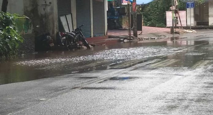 ഉഴവുർ – കുത്താട്ടുകുളം റോഡിൽ വെള്ളക്കെട്ട് ; കടകളിലേക്കും വെള്ളം കയറുന്നു ഉഴവുർ – കുത്താട്ടുകുളം റോഡിൽ വെള്ളക്കെട്ട് ; കടകളിലേക്കും വെള്ളം കയറുന്നു