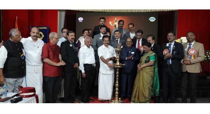 ലയൺസ് 318 ബി ക്യാബിനറ്റ് മെമ്പർമാർ സ്ഥാനമേറ്റു ലയൺസ് 318 ബി ക്യാബിനറ്റ് മെമ്പർമാർ സ്ഥാനമേറ്റു