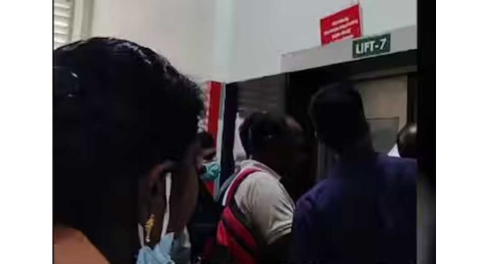 തിരുവനന്തപുരം മെഡിക്കൽ കോളേജിൽ ലിഫ്റ്റിൽ വീണ്ടും ഡോക്ടര്മാര് കുടുങ്ങി തിരുവനന്തപുരം മെഡിക്കൽ കോളേജിൽ ലിഫ്റ്റിൽ വീണ്ടും ഡോക്ടര്മാര് കുടുങ്ങി