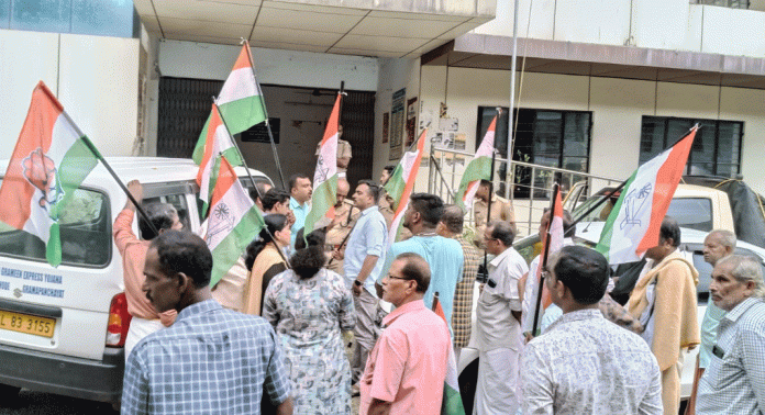 കോൺഗ്രസ് മണ്ഡലം കമ്മിറ്റിയുടെ നേതൃത്വത്തിൽ സീതത്തോട്ട് പഞ്ചായത്ത് ഓഫീസിലേക്ക് മാർച്ചും ധര്ണയും നടത്തി കോൺഗ്രസ് മണ്ഡലം കമ്മിറ്റിയുടെ നേതൃത്വത്തിൽ സീതത്തോട്ട് പഞ്ചായത്ത് ഓഫീസിലേക്ക് മാർച്ചും ധര്ണയും നടത്തി